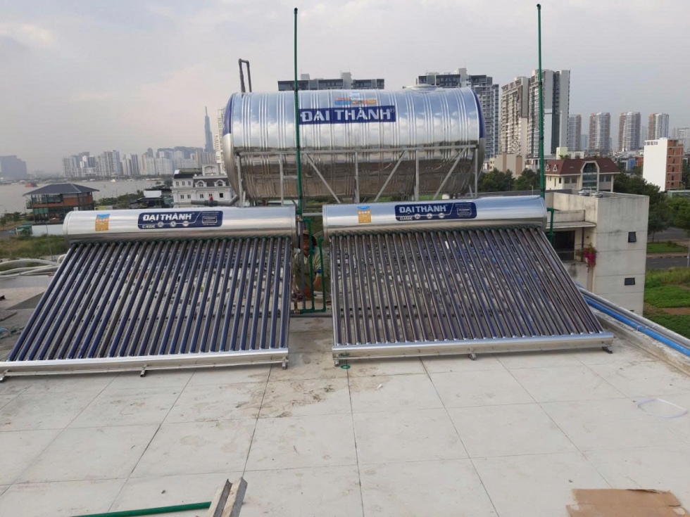 Mô phỏng lắp đặt bồn inox ngang an toàn trên sân thượng